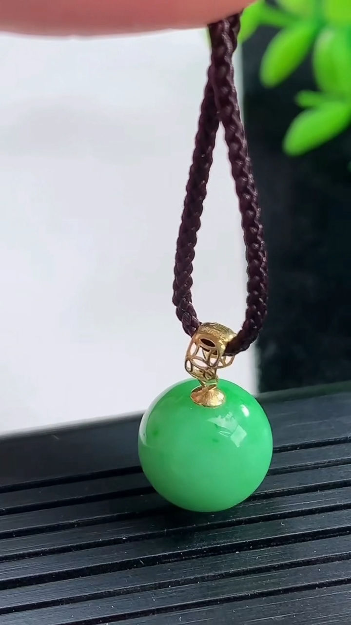 天然A货翡翠圆珠吊坠尺寸11.2重量:2.73g
3月25日