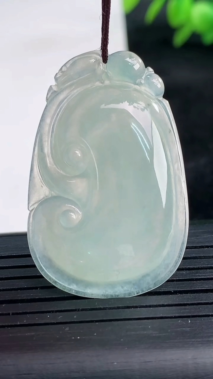 天然A货翡翠飘花如意吊坠尺寸41.2-26.4-5.5重量:10.09g
3月25日