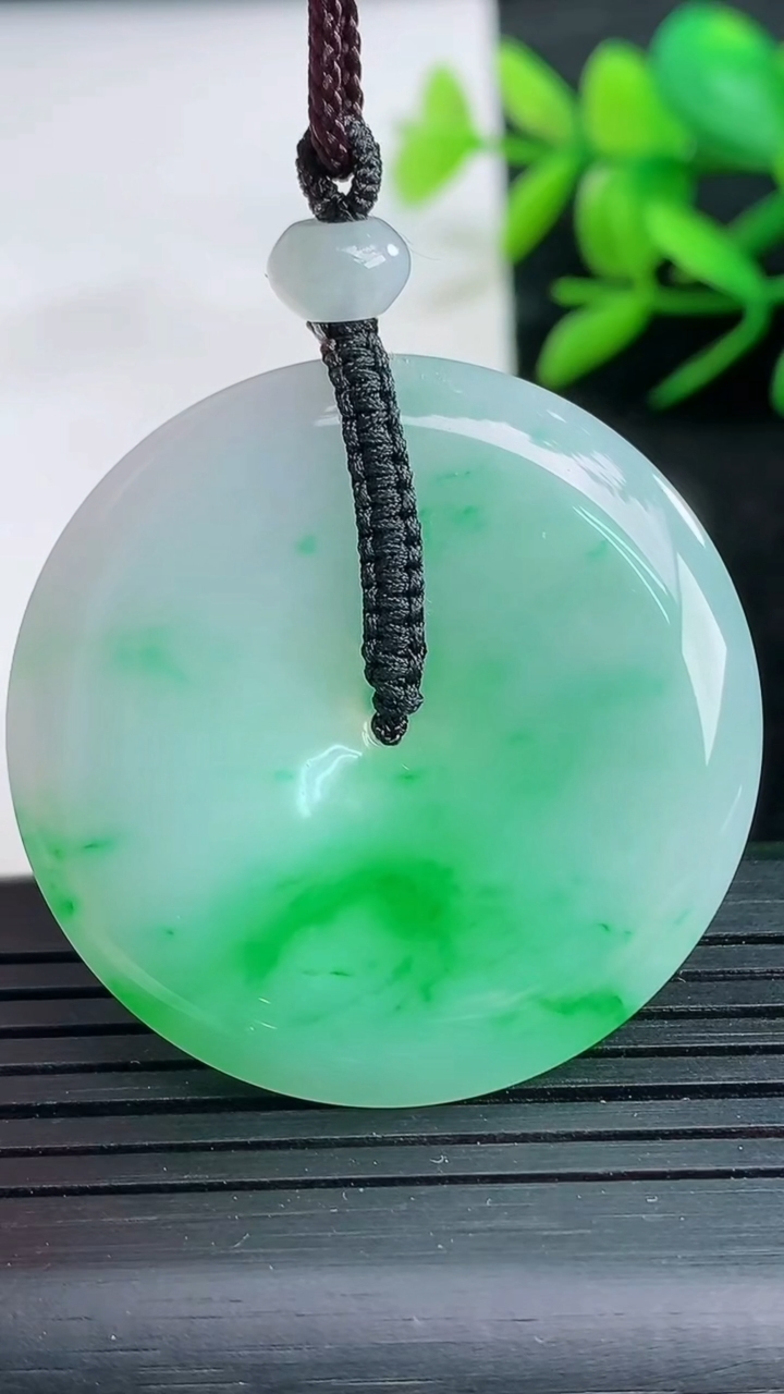 天然A货翡翠平安扣吊坠尺寸37-5.7重量:17.73g
3月25日