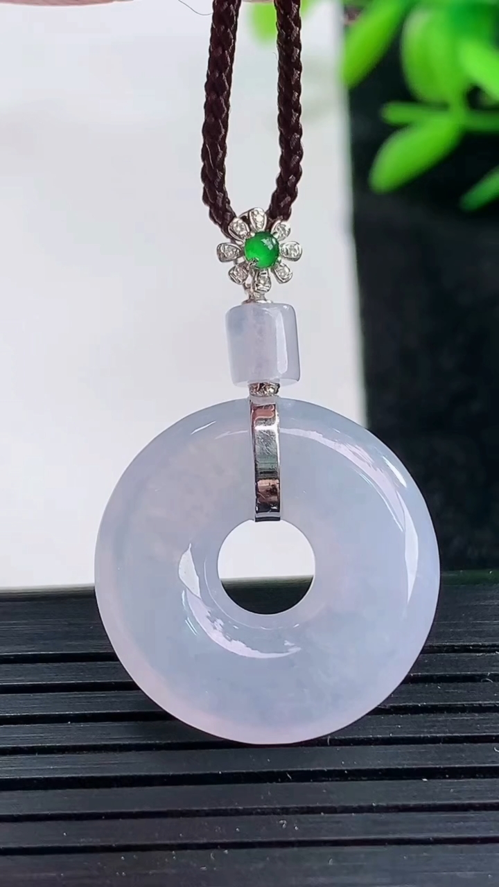 天然A货翡翠种紫罗兰平安环吊坠尺寸33.7-21.3-4.8重量:4.82g
3月25日