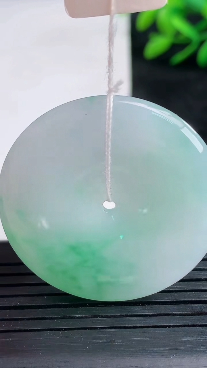 天然A货翡翠平安扣吊坠尺寸37.9-5.3重量:17.24g
3月25日