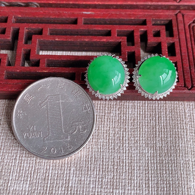 天然A货翡翠18K金伴钻镶嵌满绿蛋面耳钉 
尺寸11.4-10.8mm 重量5.16g 0324