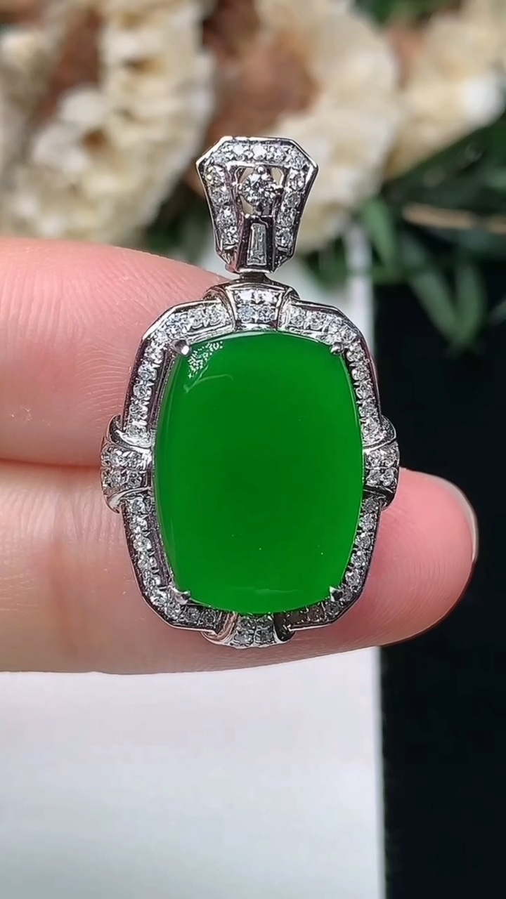 天然A货翡翠无事牌吊坠，尺寸28.5-16.8-8.2，裸石15.4-11.4，重量:4.28g
3