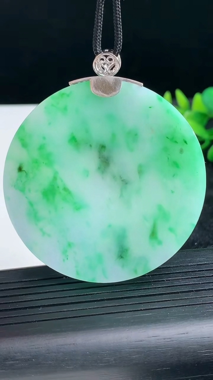 天然A货翡翠无事牌吊坠尺寸55-5.1重量:44.89g
3月25日