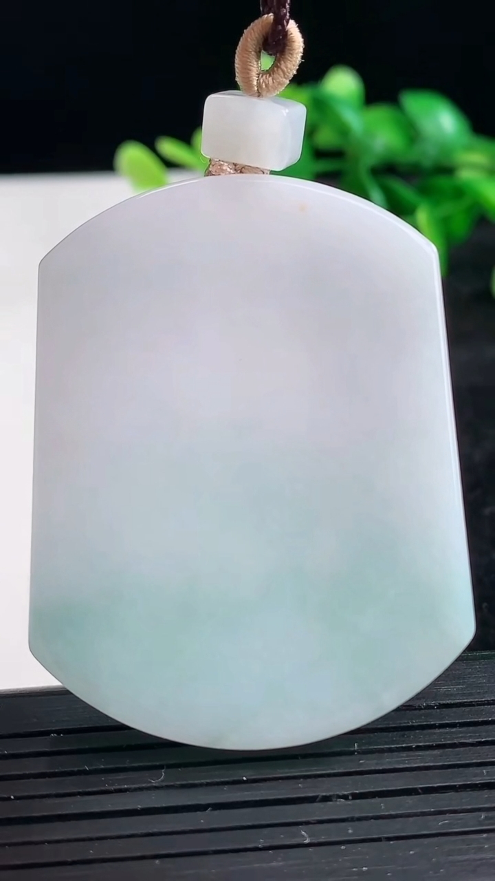 天然A货翡翠无事牌吊坠尺寸54.1-41.5-6重量:40.63g
3月25日