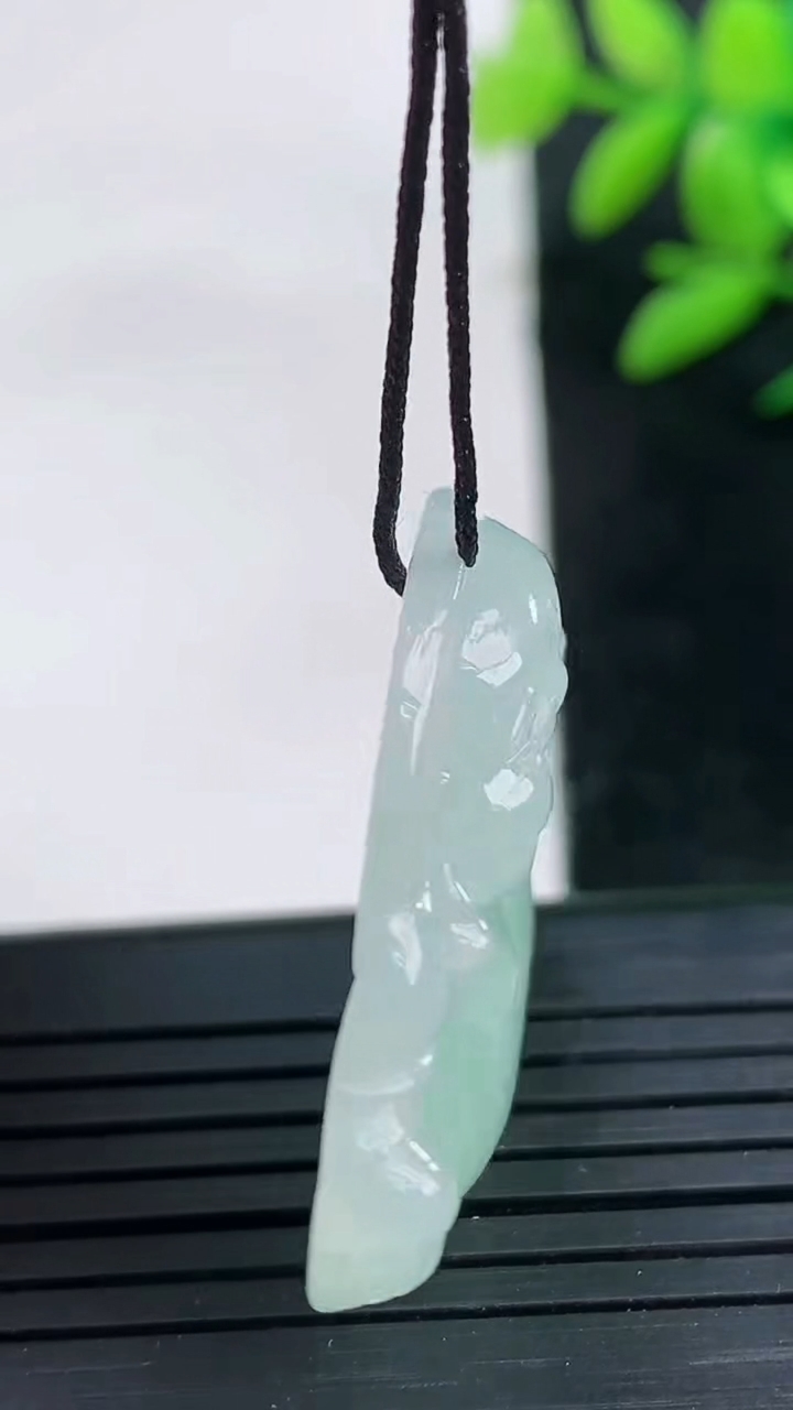 天然A货翡翠佛公吊坠尺寸29.2-34.7-6.3重量:9.36g
3月25日