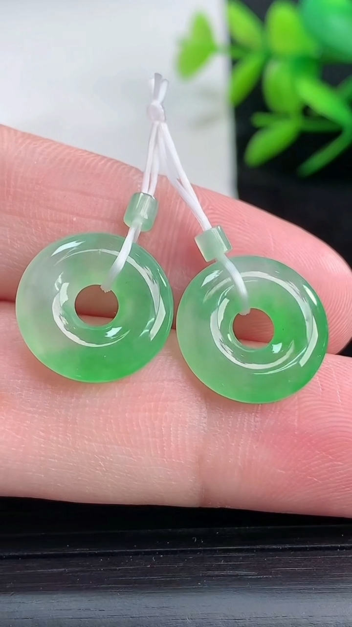 天然A货翡翠平安环吊坠一对尺寸14.5-2.6重量:2.40g
3月25日