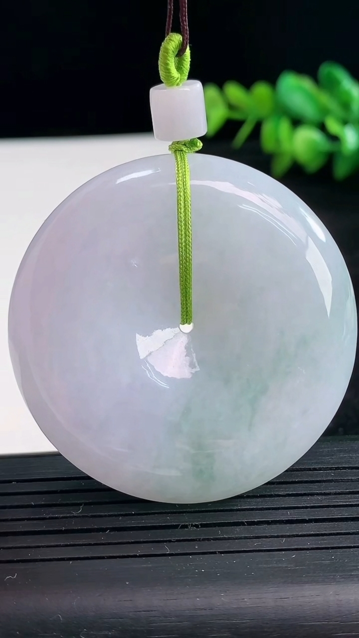 天然A货翡翠春带彩紫罗兰平安扣吊坠尺寸50.6-12.3重量:66.35g
3月25日