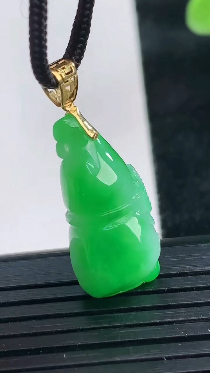 天然A货翡翠葫芦吊坠尺寸26.6-13.1-10.1重量:5.22g
3月25日