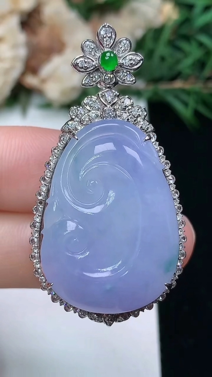 天然A货翡翠紫罗兰 飘花如意吊坠，尺寸26.7-19，重量:10.65g
3月25日