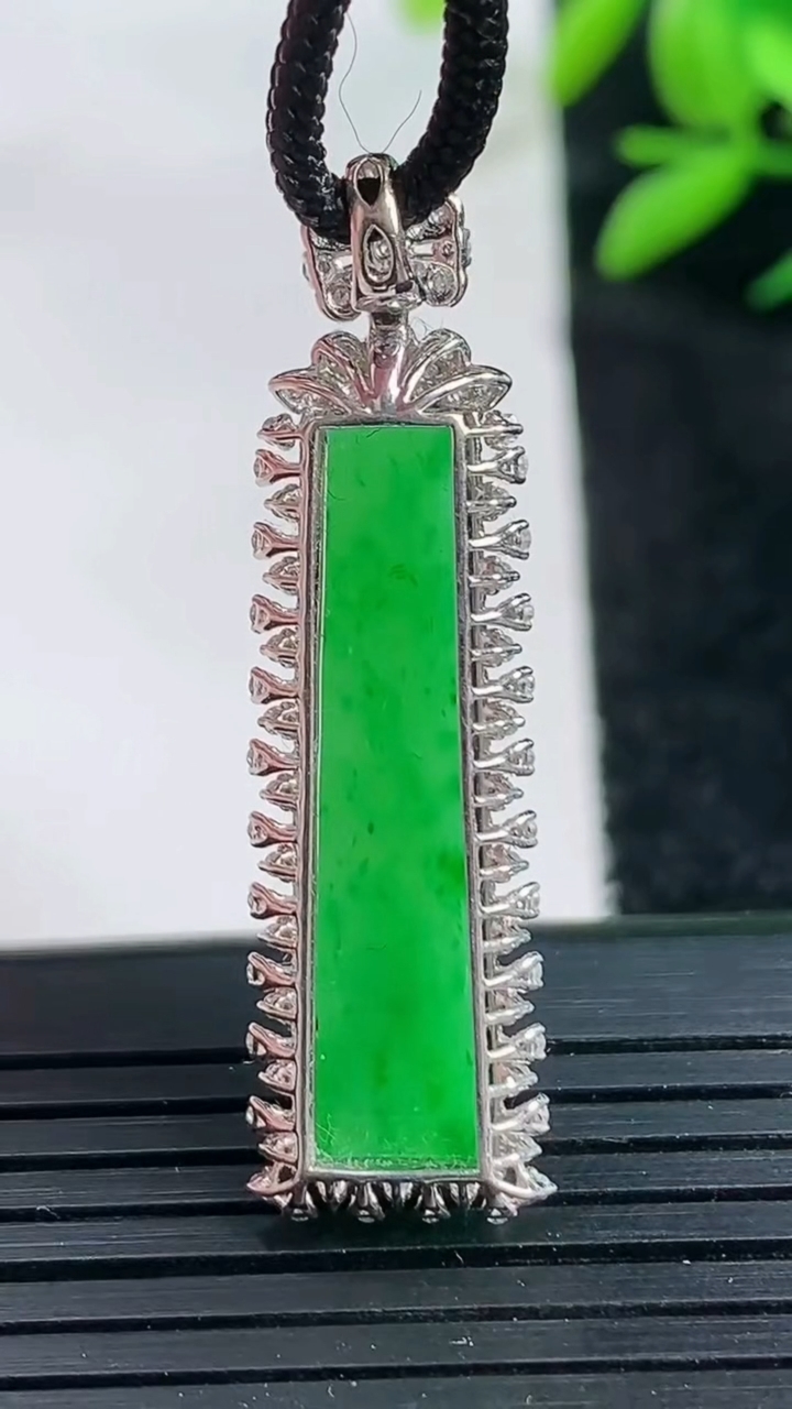 天然A货翡翠无事牌吊坠尺寸38.4-11.3-6.5裸石27.3-6.5重量:4.00g
3月25日