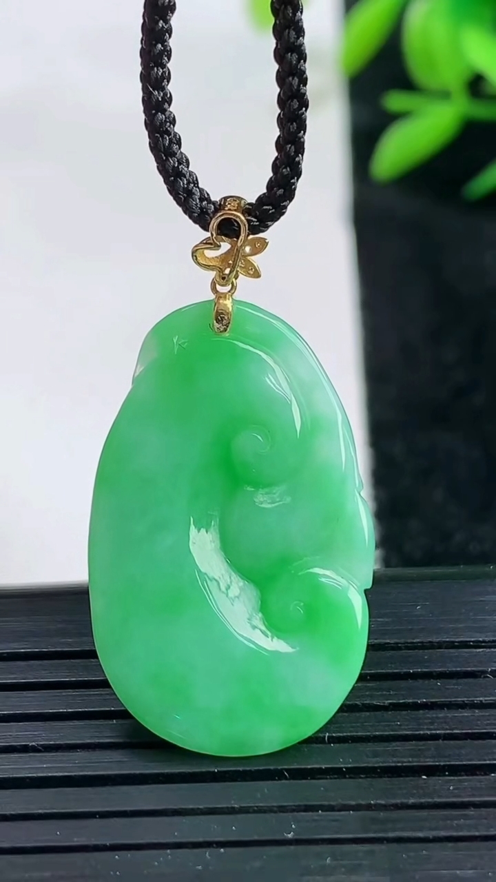 天然A货翡翠如意吊坠尺寸27-17.4-5.2重量:5.13g
3月25日