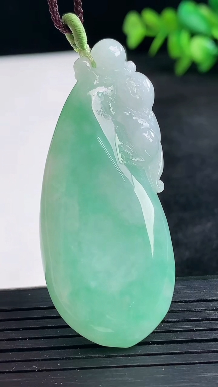 天然A货翡翠福瓜吊坠尺寸56.1-24-7.6重量:22.39g
3月25日