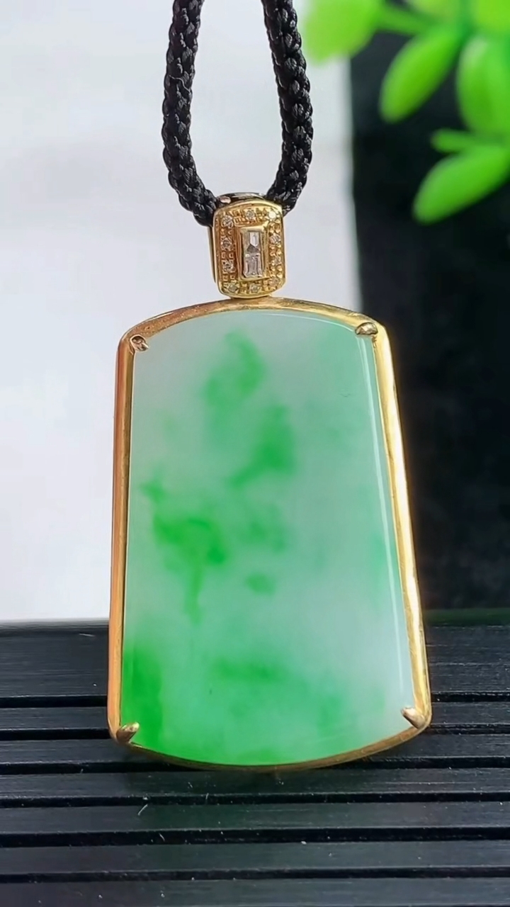 天然A货翡翠无事牌吊坠尺寸34.7-19.1-5.2裸石26.4-17重量:4.88g
3月25日