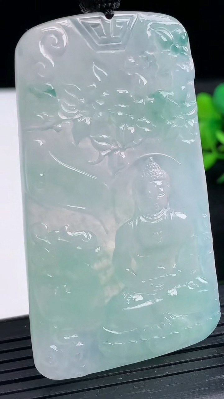 天然A货翡翠大日如来吊坠尺寸65.5-38.3-5.1重量:36.87g
3月25日