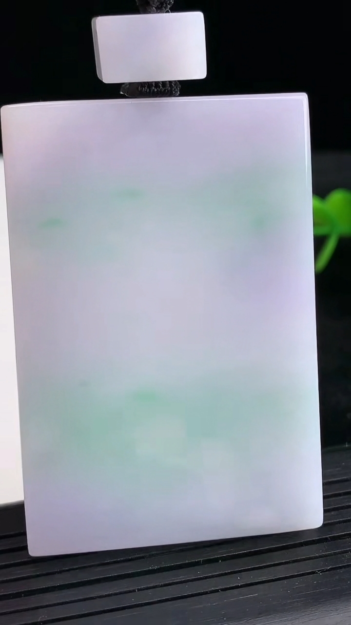 天然A货翡翠无事牌吊坠尺寸60.7-41.5-6.4重量:59.68g
3月25日