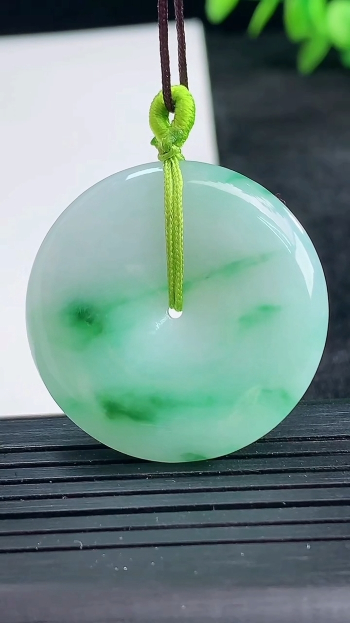 天然A货翡翠平安扣吊坠尺寸31.7-5.9重量:12.44g
3月25日