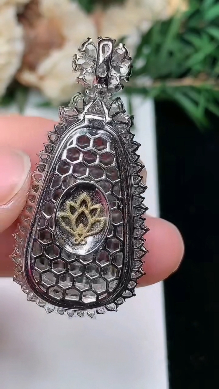 天然A货翡翠紫罗兰 飘花福豆吊坠，尺寸40.2-19.3-13.9，裸石27-15，重量:10.15g
3月25日