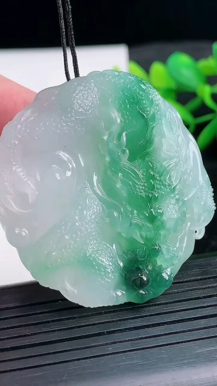 天然A货翡翠龙牌吊坠尺寸48.8-45.7-12重量:46.85g
3月25日