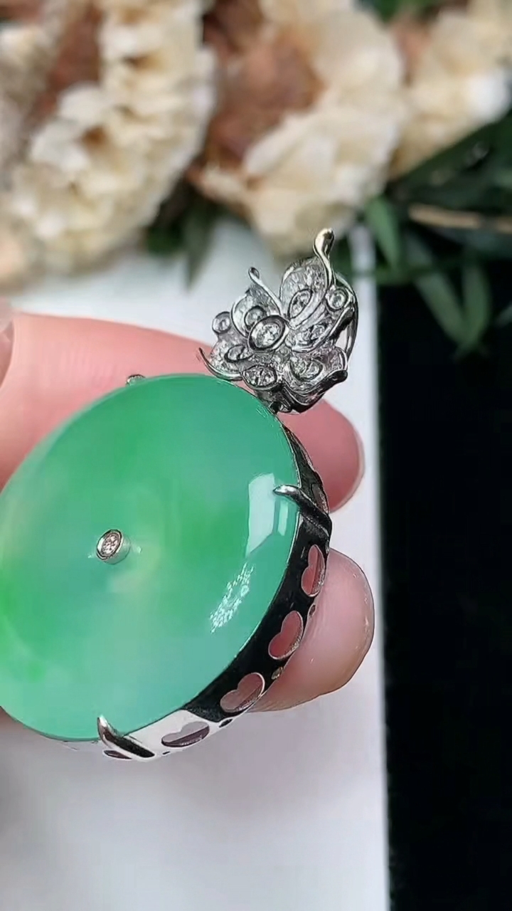 天然A货翡翠平安扣吊坠，尺寸24-7.5，重量:9.88g
3月25日