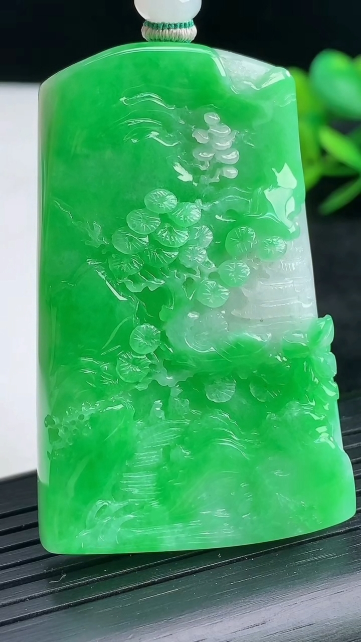 天然A货翡翠山水牌吊坠尺寸55.5-35.7-7.6重量:41.02g
3月25日