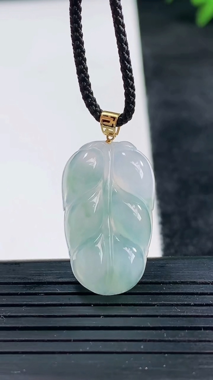 天然A货翡翠18K金飘花金枝玉叶 叶子吊坠尺寸25.1-15.1-5.1重量:3.74g
3月25日