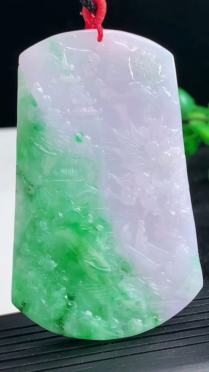 天然A货翡翠山水牌吊坠尺寸71-45.4-5.5重量:40.62g
3月25日