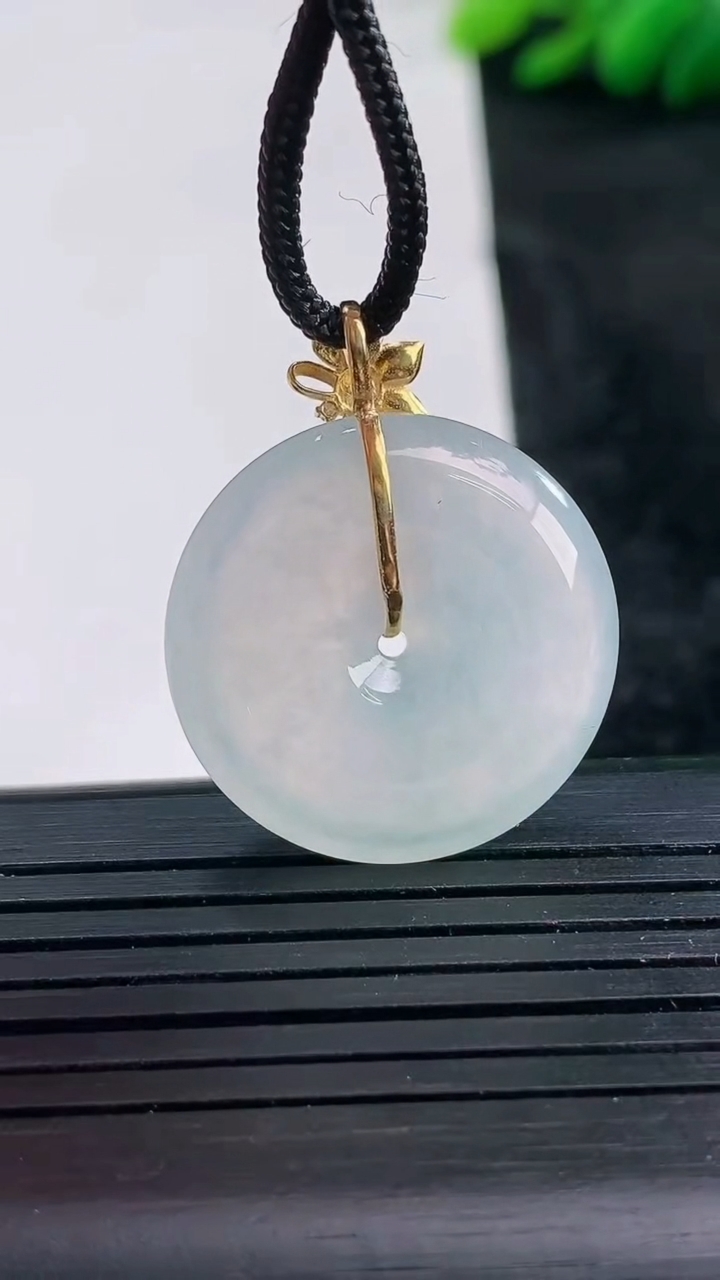 天然A货翡翠种白冰平安扣吊坠尺寸23.5-5.1重量:6.19g
3月25日