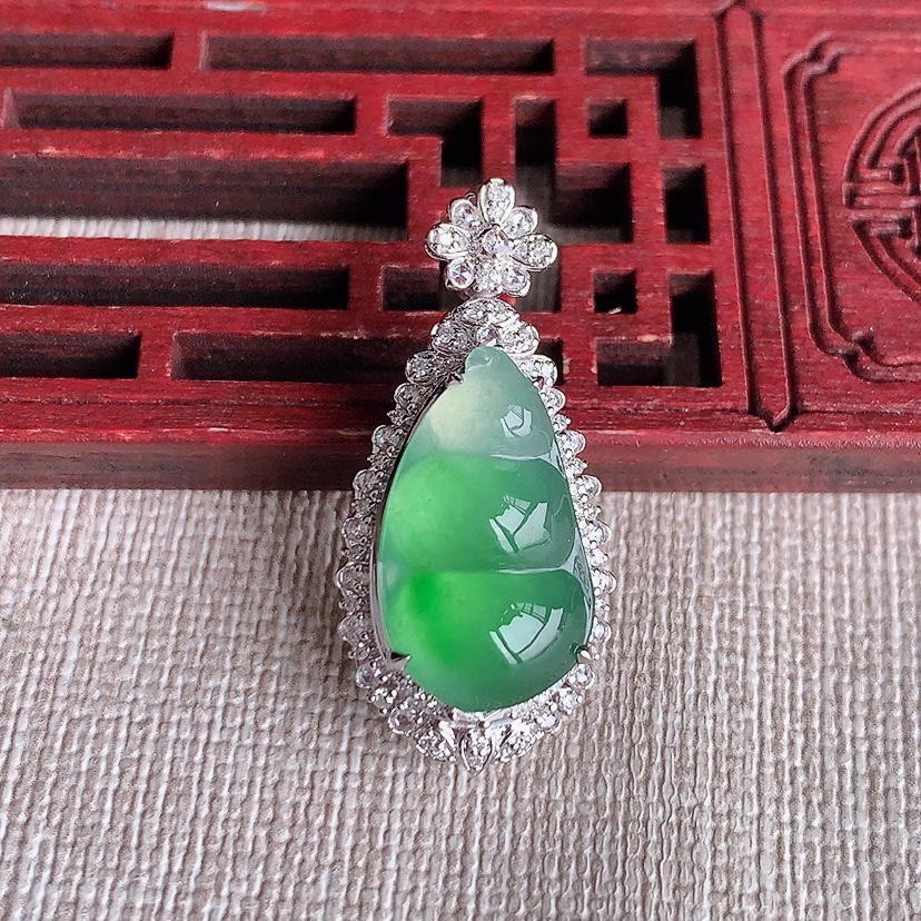 天然A货翡翠18K金伴钻镶嵌满绿四季豆福豆平安豆吊坠 
尺寸31-14.5-11.3裸石18-10.