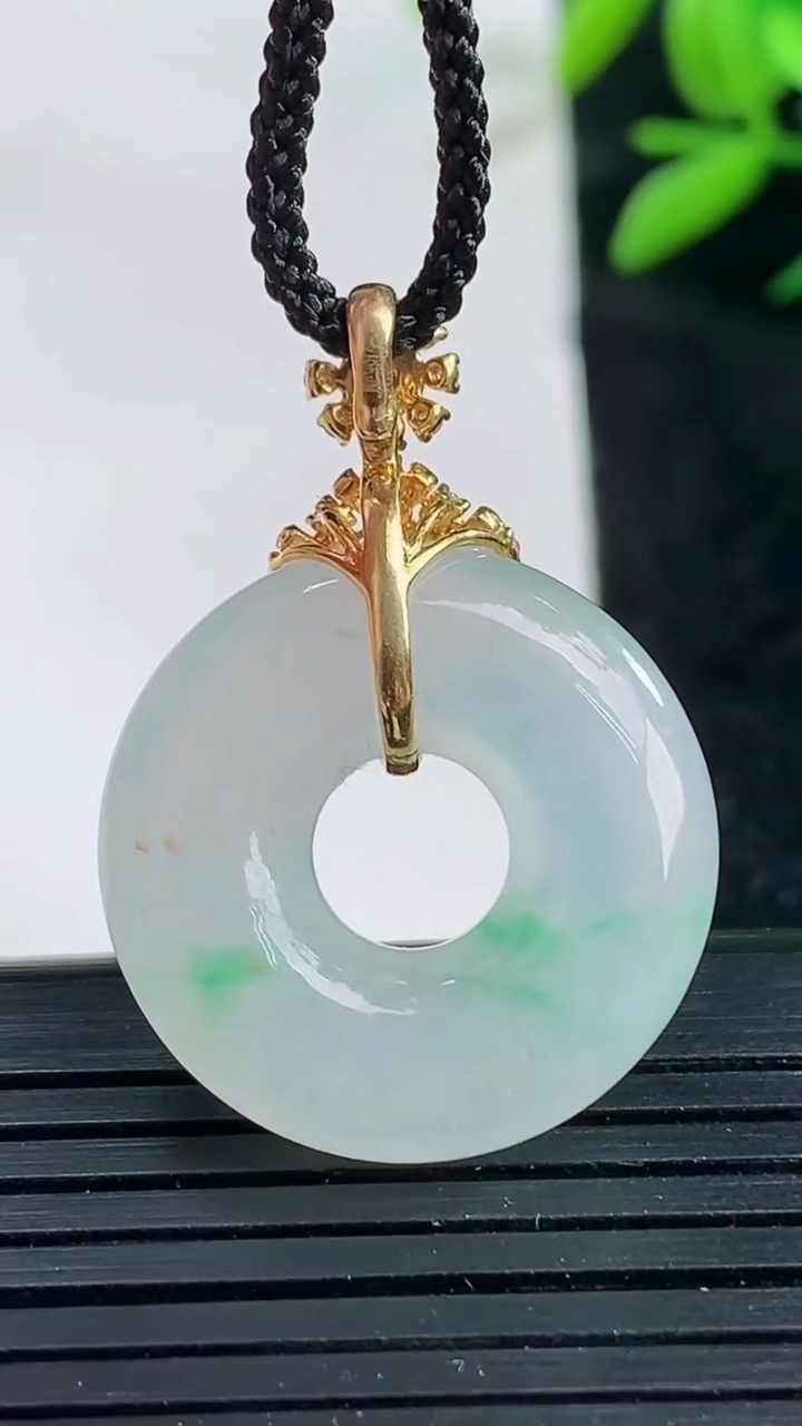 天然A货翡翠平安扣吊坠尺寸22.5-6.2重量:7.35g
3月25日