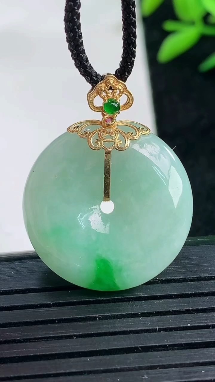 天然A货翡翠平安扣吊坠尺寸22.9-7重量:7.86g
3月25日