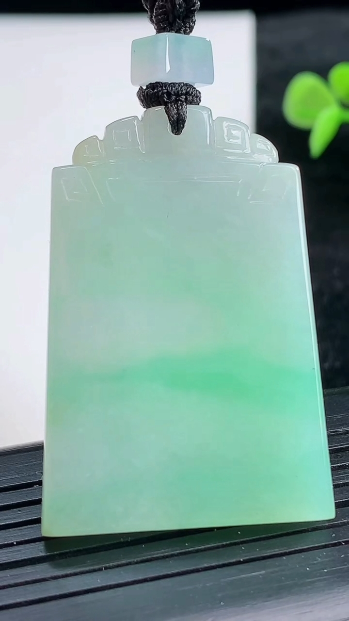 天然A货翡翠无事牌吊坠尺寸43.7-30-5.7重量:24.66g
3月25日