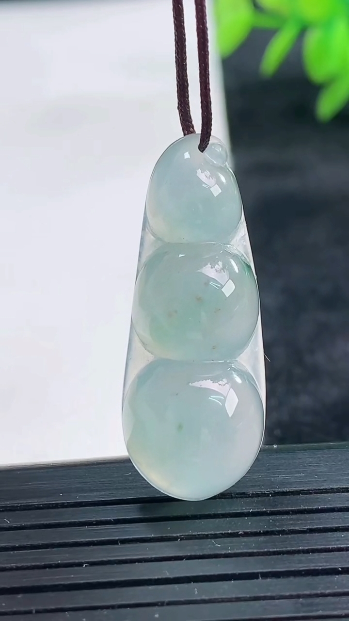 天然A货翡翠飘花福豆吊坠尺寸33.8-13.4-8重量:6.31g
3月25日