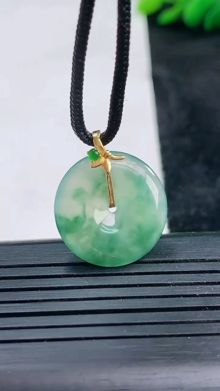 天然A货翡翠种飘花平安扣吊坠尺寸19.4-3.4重量:2.97g
3月25日