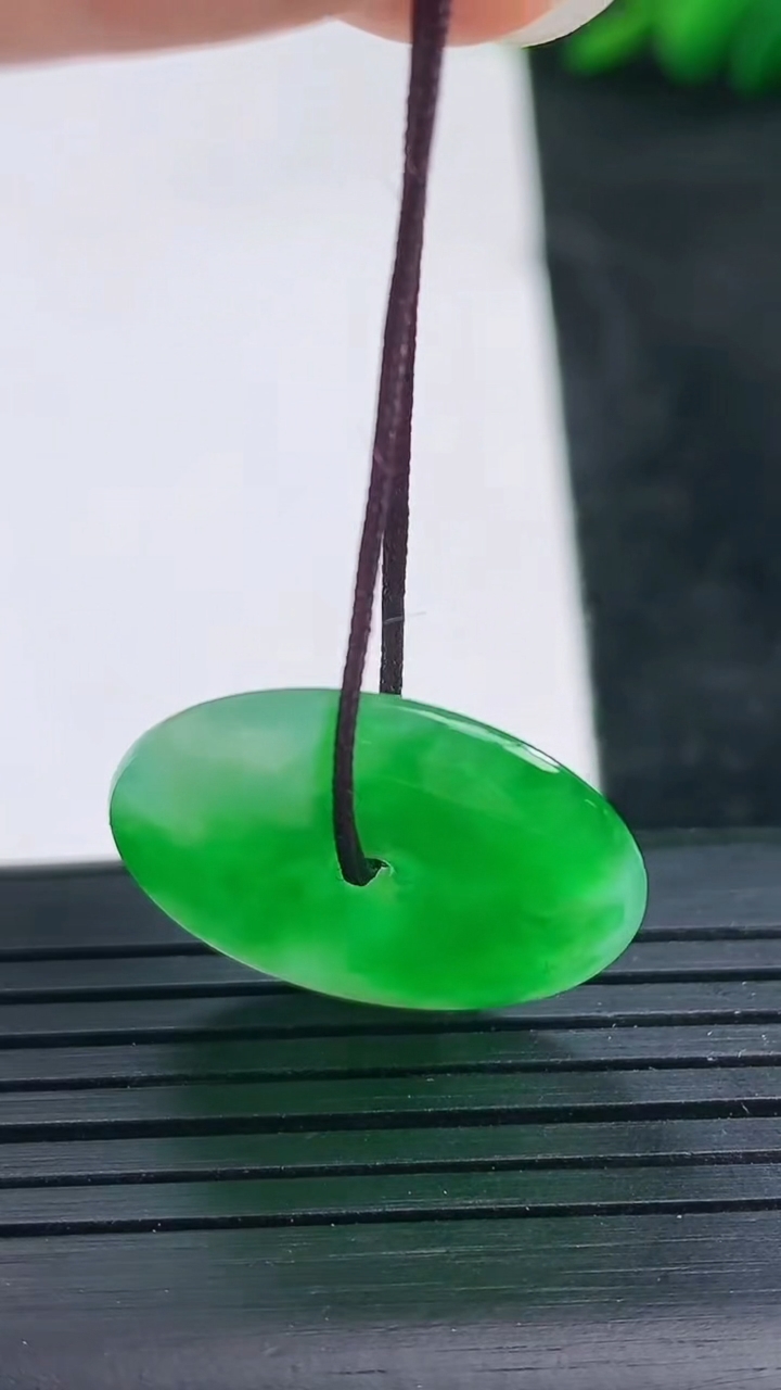 天然A货翡翠平安扣吊坠尺寸22.4-3.5重量:3.76g
3月25日