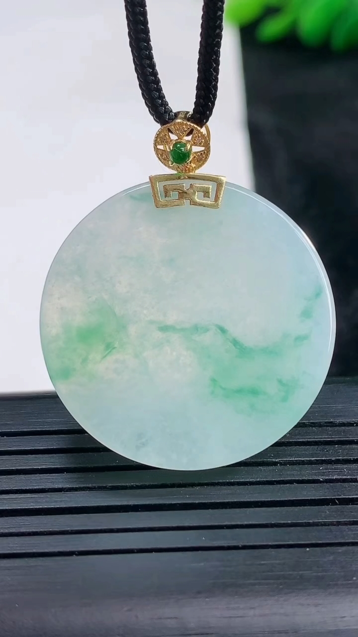 天然A货翡翠种飘花无事牌吊坠尺寸29.2-4.4重量:10.42g
3月25日