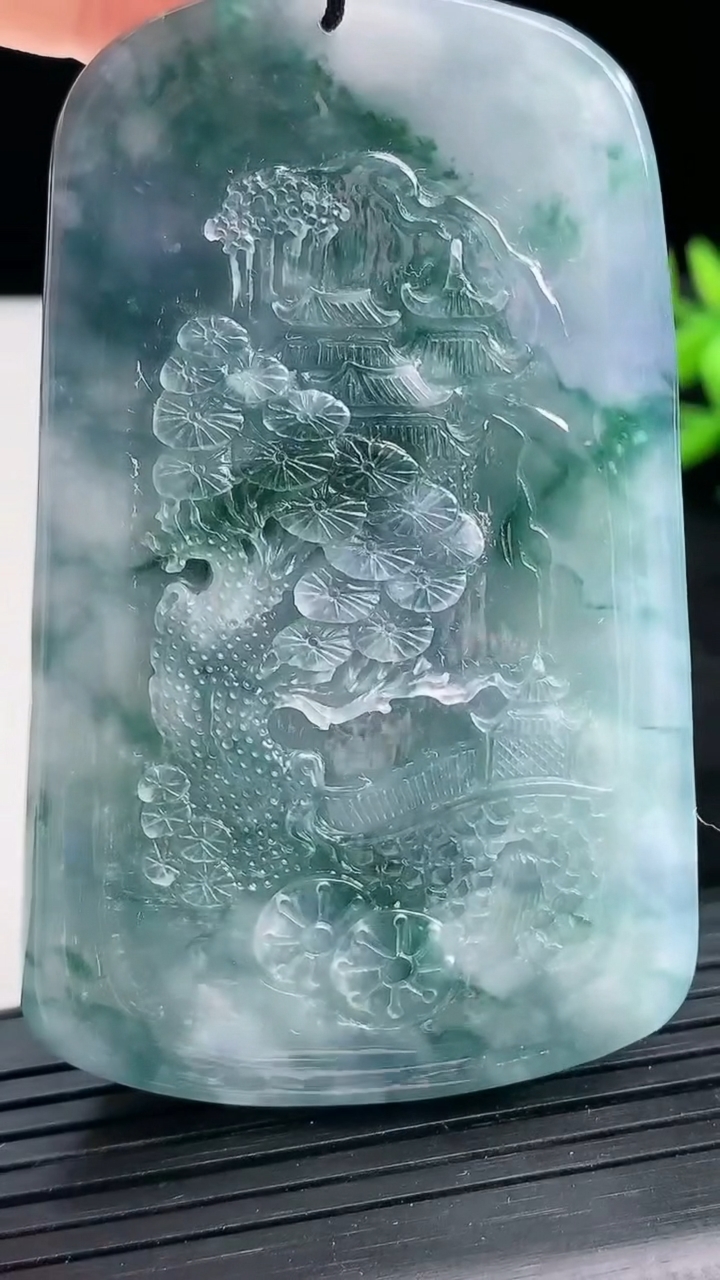 天然A货翡翠紫罗兰飘花山水牌吊坠尺寸69.4-43.8-12.9重量:79.76g
3月25日