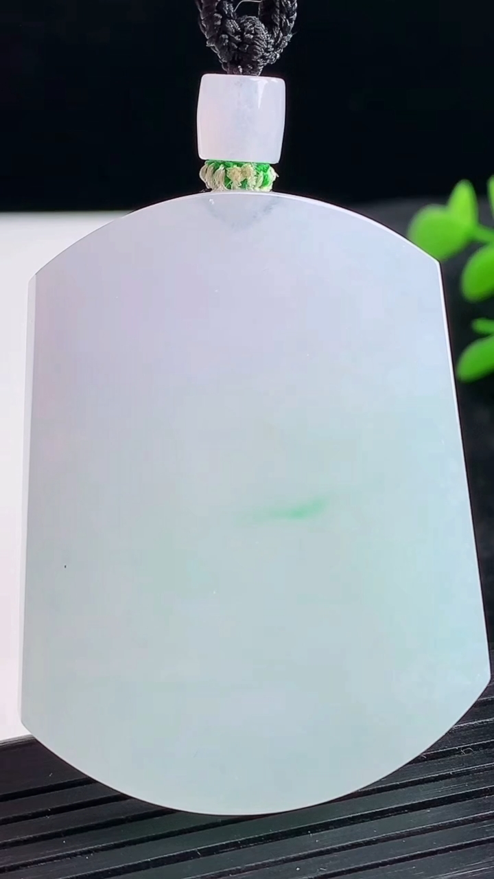 天然A货翡翠无事牌吊坠尺寸51.2-39.3-7重量:45.62g
3月25日