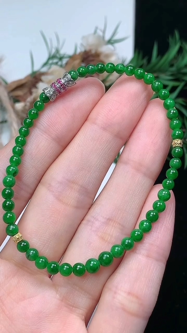 天然A货翡翠小米珠手串，尺寸3.7-48颗，重量:4.17g3月25日
工厂直销收藏佳品,种好水足，色泽均匀，有种有色，上手高大气！