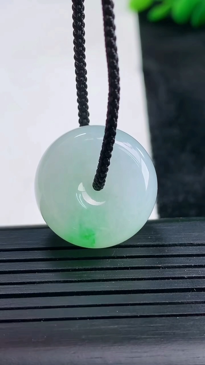 天然A货翡翠路路通吊坠尺寸21.7-11重量:11.59g
3月25日