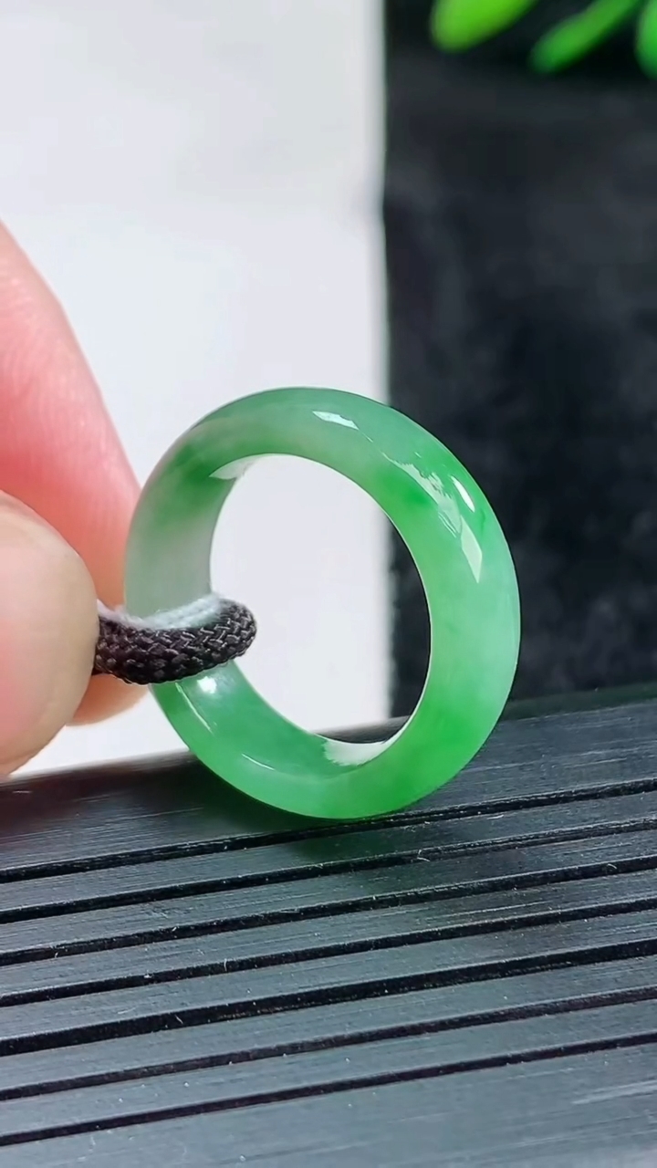 天然A货翡翠指环戒指尺寸15.4-5.7-2.9重量:2.92g2026年3月25日
工厂直销收藏佳