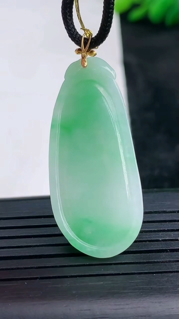 天然A货翡翠福瓜吊坠尺寸38.4-17.2-5.8重量:7.81g
3月25日