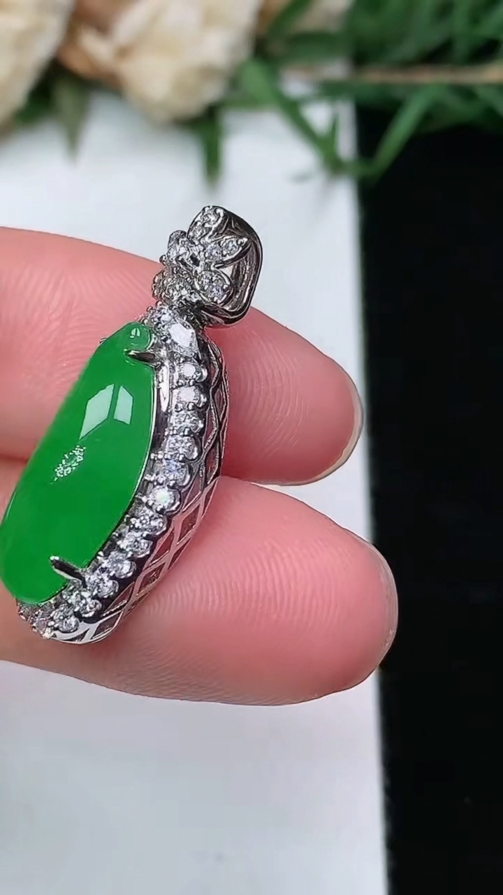 天然A货翡翠福瓜吊坠，尺寸25.6-9.8-8.8，裸石16-7.3，重量:3.14g
3月25日