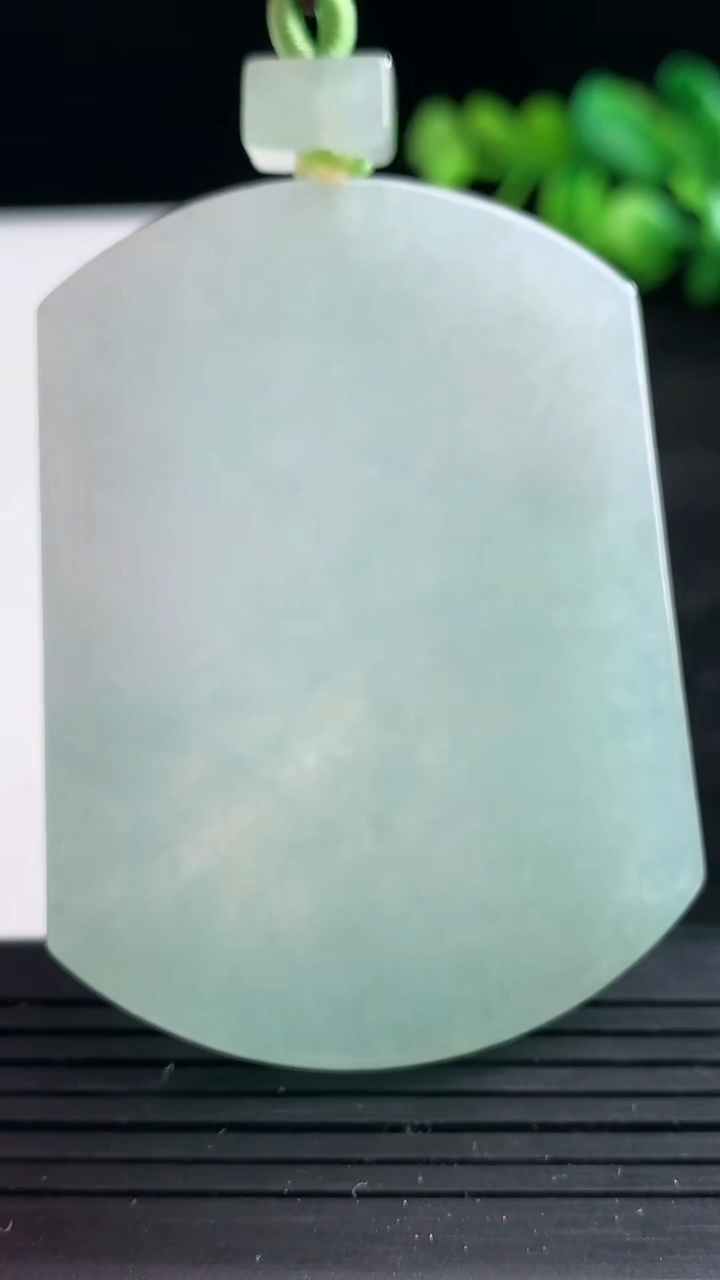 天然A货翡翠无事牌吊坠尺寸56.2-42.1-5.4重量:37.85g
3月25日