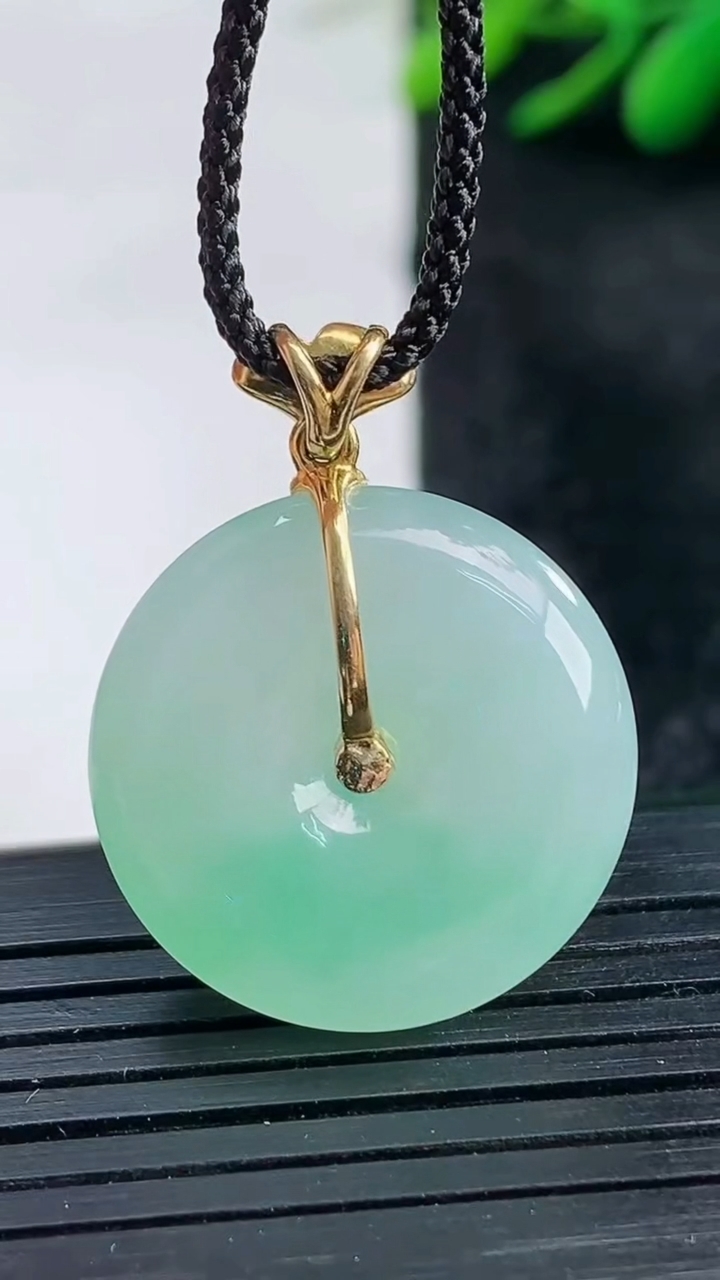 天然A货翡翠平安扣吊坠尺寸22.4-5.3重量:6.39g
3月25日