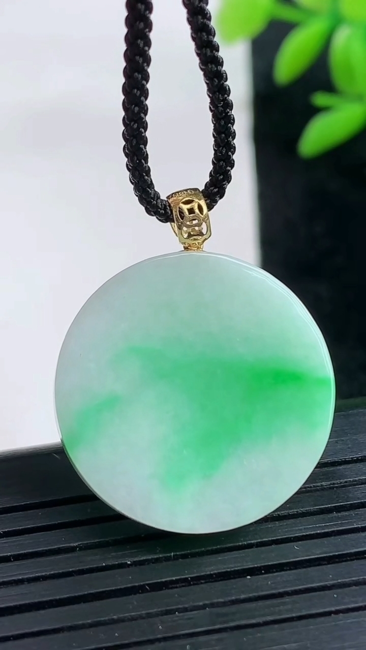 天然A货翡翠无事牌吊坠尺寸23.2-4.4重量:6.77g
3月25日