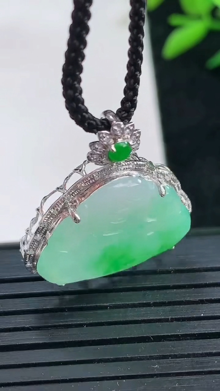 天然A货翡翠佛公吊坠尺寸24.5-22.9-6.1裸石15.8-20.5重量:2.38g
3月25日