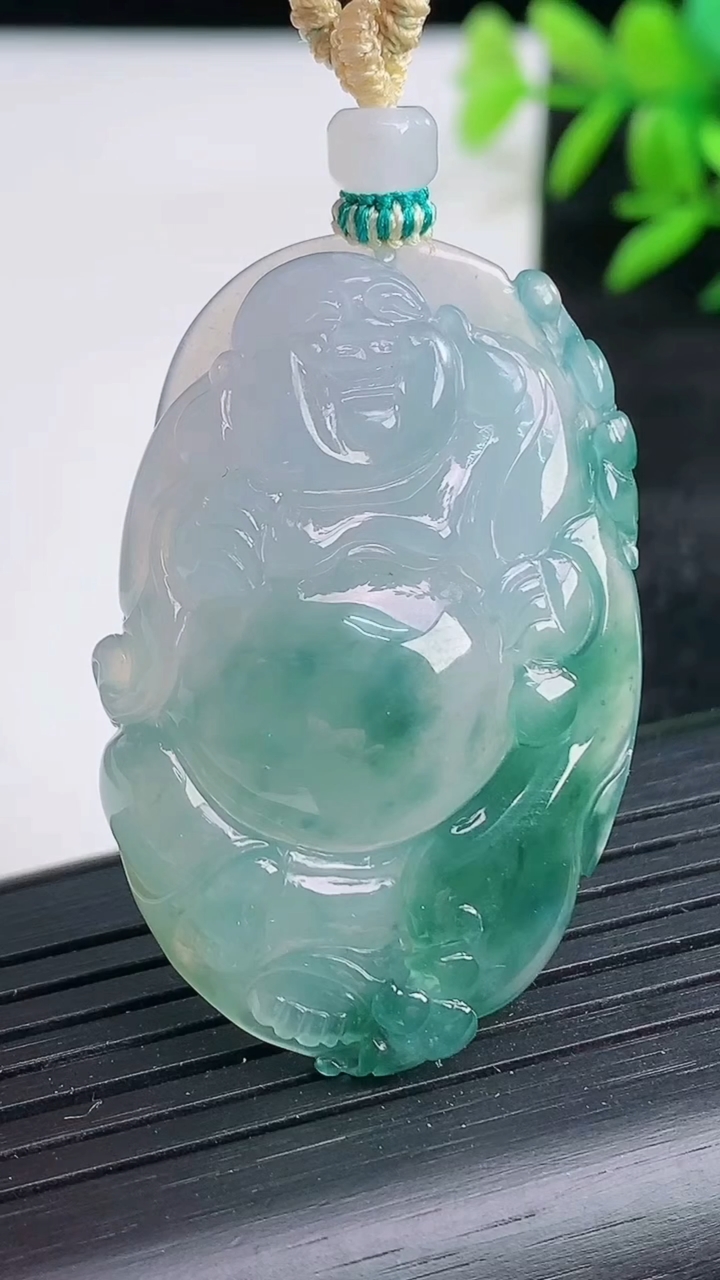 天然A货翡翠冰种飘花布袋佛吊坠尺寸43.4-28.5-8.8重量:17.88g
3月25日