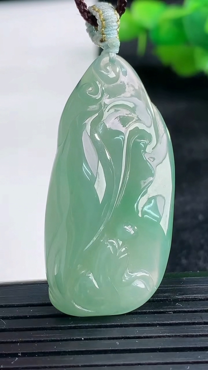 天然A货翡翠无相佛吊坠尺寸43.1-20.4-8重量:11.06g
3月25日