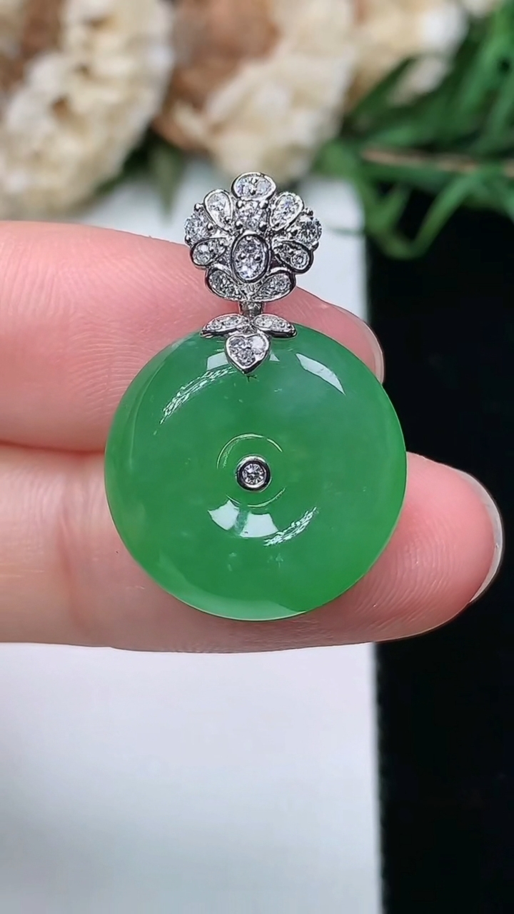 天然A货翡翠平安扣吊坠，尺寸16.9-5.7，重量:4.00g
3月25日